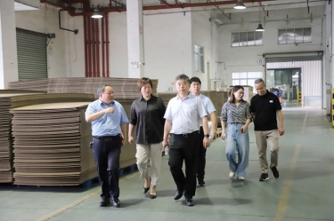 平湖市委常委、副市長張斌蒞臨景興紙業全資子公司平湖景包調研殘疾人就業工作