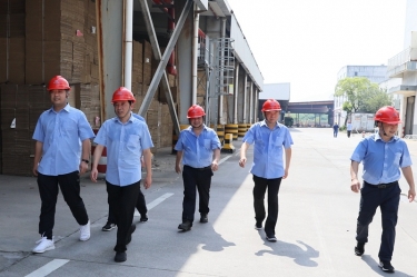 送清涼、致敬意！公司董事長朱在龍帶隊慰問一線勞動者